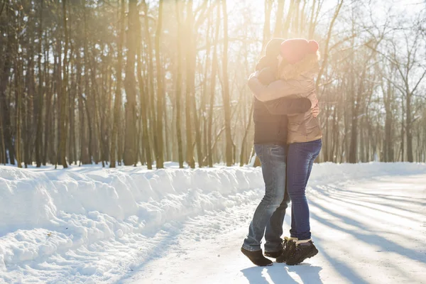 Happy Young Couple em Winter Park se divertindo. Família ao ar livre. amor — Fotografia de Stock