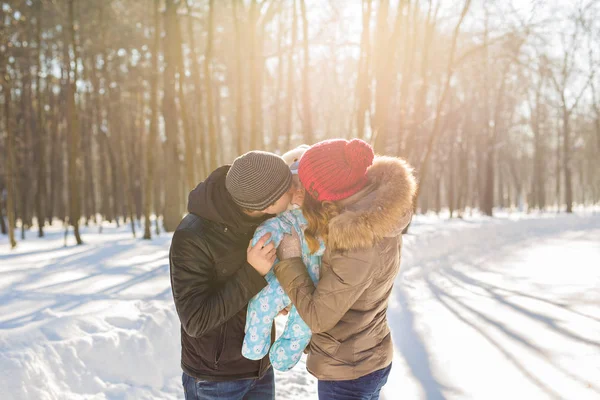 Concepção de paternidade, estação e pessoas - família feliz com criança em roupas de inverno ao ar livre — Fotografia de Stock