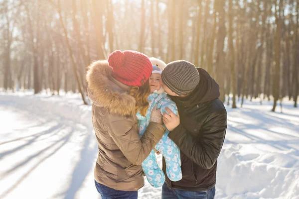 Lycklig familj - mor, far och barn pojke på en vinterpromenad. — Stockfoto