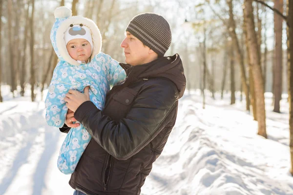 Pai feliz brincando com criança menino na natureza inverno — Fotografia de Stock
