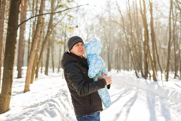 Pai feliz brincando com criança menino na natureza inverno — Fotografia de Stock