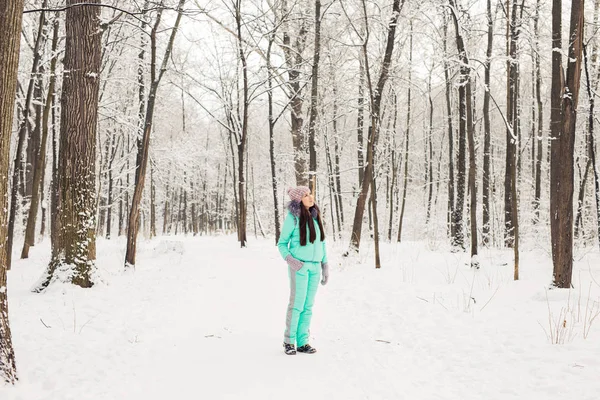 Menina bonita em uma floresta de inverno branco — Fotografia de Stock