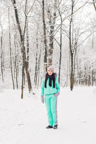 Menina bonita em uma floresta de inverno branco — Fotografia de Stock