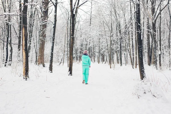 Menina bonita em uma floresta de inverno branco — Fotografia de Stock