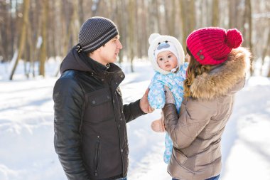 ebeveynlik, sezon ve insanlar kavramı - kış giysileri açık havada çocukla mutlu aile
