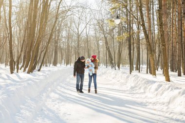 ebeveynlik, sezon ve insanlar kavramı - kış giysileri açık havada çocukla mutlu aile