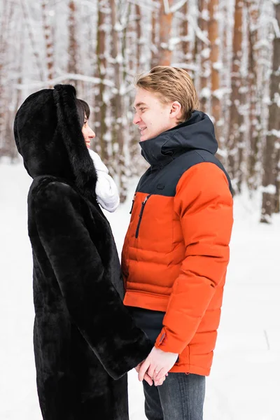 冬の自然の屋外手を取り合って愛の若いカップル — ストック写真