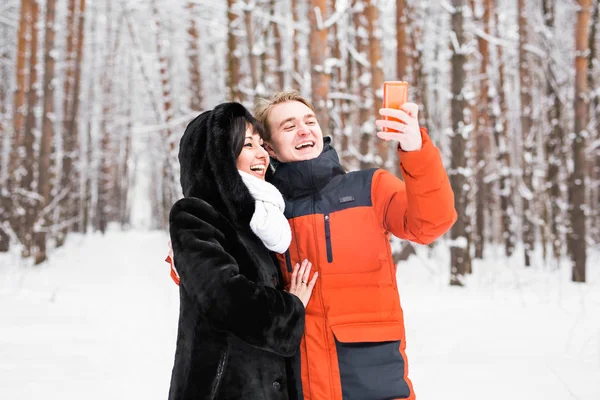 Mutlu çift alarak selfie yanında kışın smartphone — Stok fotoğraf