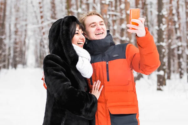 Mutlu çift alarak selfie yanında kışın smartphone — Stok fotoğraf