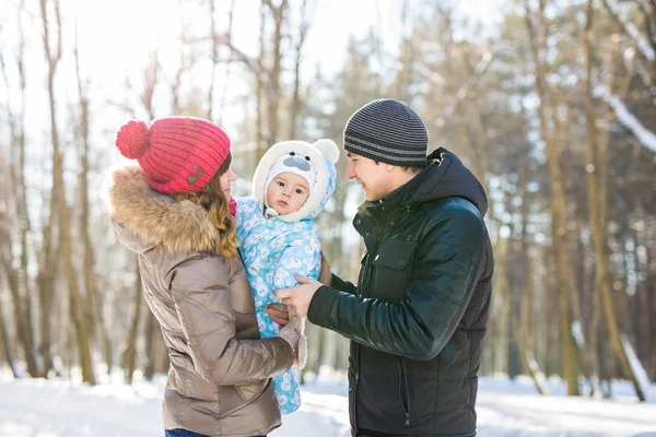 Ouderschap, seizoen en mensen concept - gelukkig gezin met kind in winterkleren buitenshuis — Stockfoto