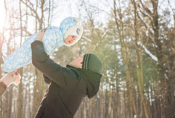 Père heureux jouant avec un petit garçon fils enfant dans la nature hivernale — Photo