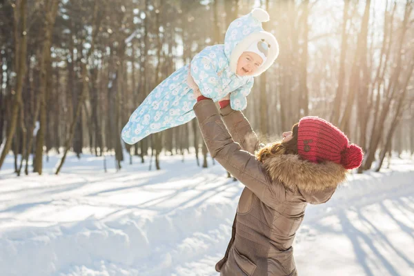 Happy father playing with little child son boy in winter nature — Stock Photo, Image