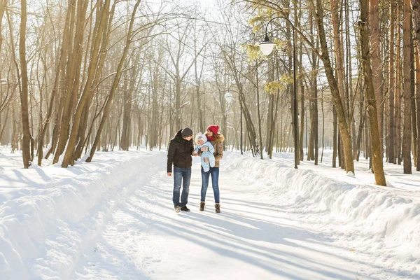 ebeveynlik, sezon ve insanlar kavramı - kış giysileri açık havada çocukla mutlu aile