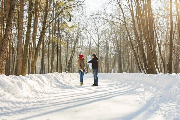 Famille heureuse - Mère, père et enfant garçon lors d'une promenade hivernale . — Photo