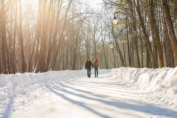 Boldog fiatal pár parkban téli szórakozás. Családi szabadban. szerelem — Stock Fotó