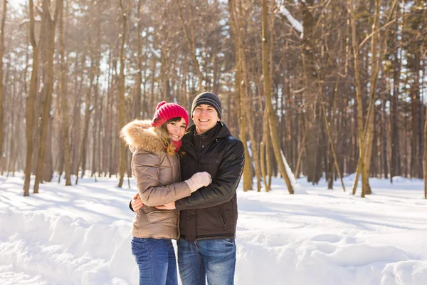 Glada unga par i Vinterparken har roligt. familj utomhus. Kärlek — Stockfoto