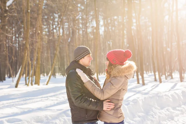 Happy Young Couple em Winter Park se divertindo. Família ao ar livre. amor — Fotografia de Stock