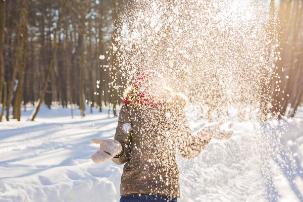 凍るような冬の公園の美少女吹く雪。アウトドア。フライング雪. — ストック写真