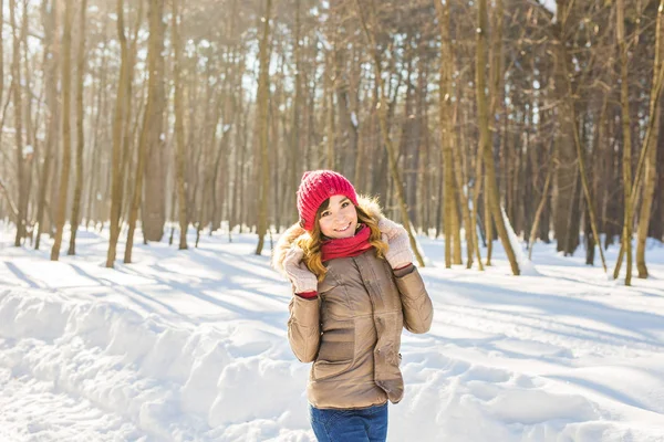 Ελκυστική νεαρή γυναίκα σε χειμερινό υπαίθριο — Φωτογραφία Αρχείου