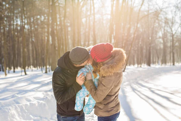 Concepção de paternidade, estação e pessoas - família feliz com criança em roupas de inverno ao ar livre — Fotografia de Stock