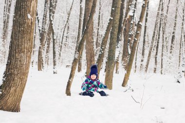 İki yıl yaşlı kız zevk onun ilk deneyim kar