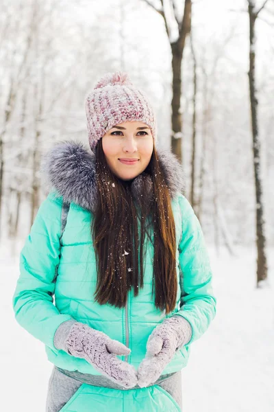 Belo retrato de inverno de mulher jovem na natureza nevada — Fotografia de Stock