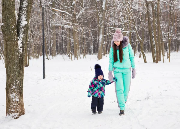 Little girl and her mom having fun on a winter day — Stock Photo, Image