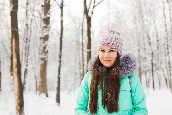 Beautiful winter portrait of young woman in the snowy nature — Stock Photo, Image