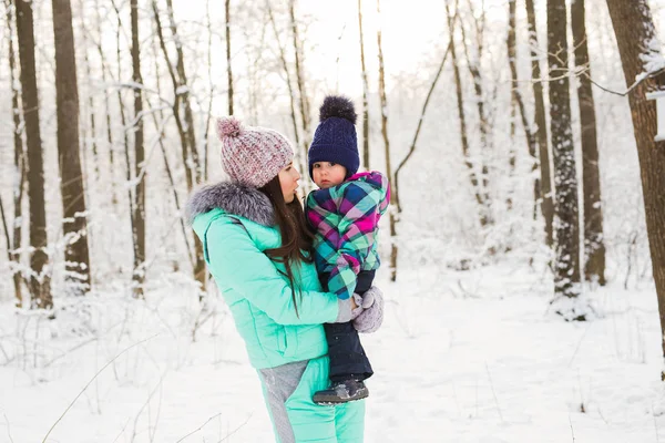 Menina e sua mãe se divertindo em um dia de inverno — Fotografia de Stock