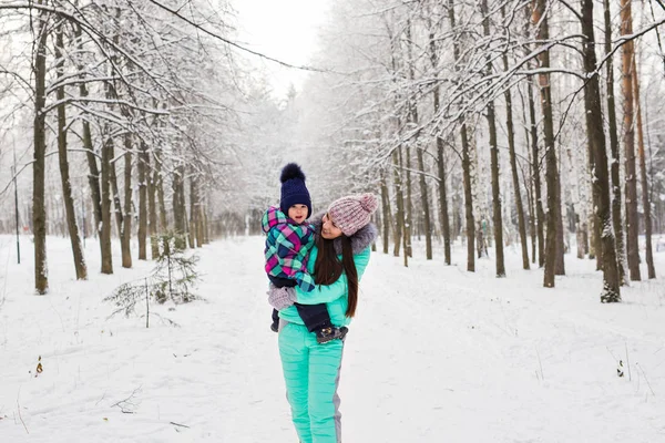 Menina e sua mãe se divertindo em um dia de inverno — Fotografia de Stock