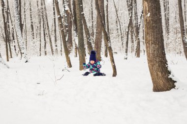 mutlu çocuk kar, iyi kış havası oynuyor
