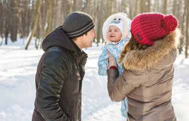 mutlu genç aile harcama zaman içinde kış açık