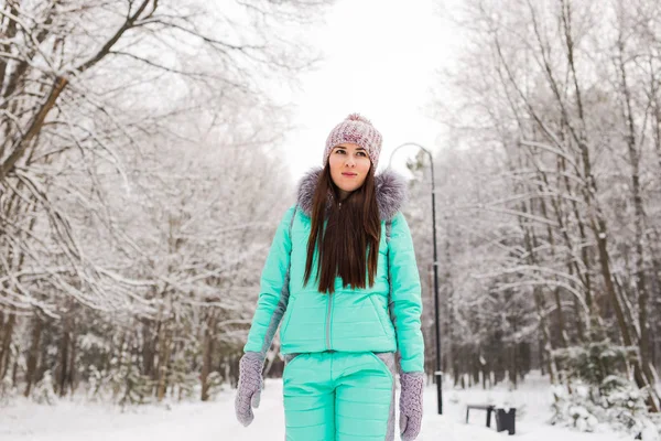Όμορφο χειμώνα πορτρέτο της νεαρής γυναίκας στη χιονισμένη φύση — Φωτογραφία Αρχείου