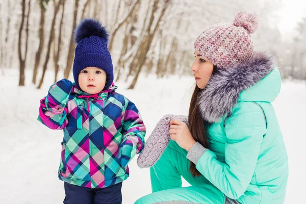 Little girl and her mom having fun on a winter day — Stock Photo, Image