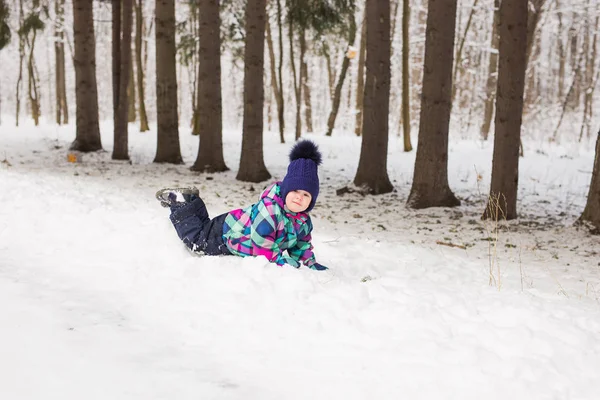 Счастливый малыш играет в снегу, хорошая зимняя погода — стоковое фото