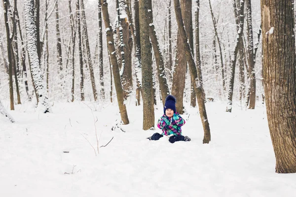 Criança feliz está brincando na neve, bom tempo de inverno — Fotografia de Stock