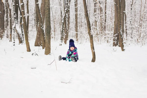 Feliz niño está jugando en la nieve, buen clima de invierno — Foto de Stock