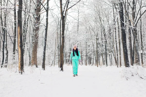 Menina bonita no inverno ao ar livre. Natal. . — Fotografia de Stock