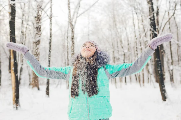 女の子は公園で雪と遊ぶ — ストック写真