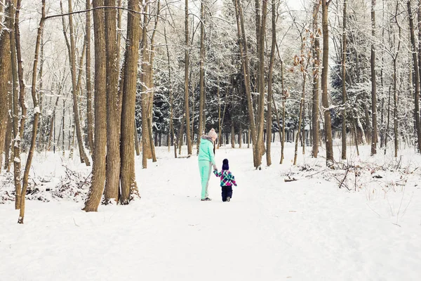 Mãe feliz e bebê no parque de inverno — Fotografia de Stock