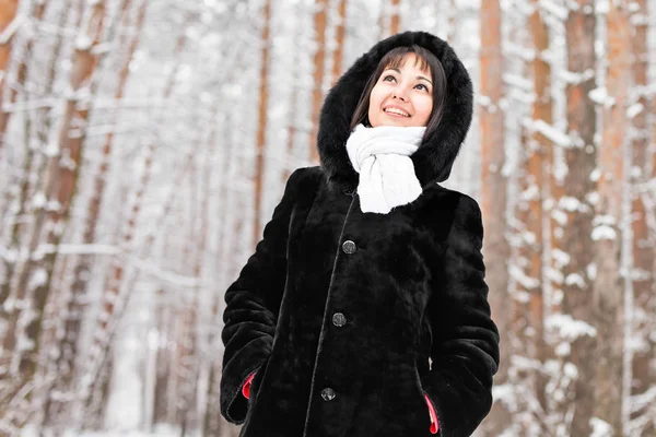 Donna in cappotto caldo con pelliccia nella foresta, fredda giornata invernale — Foto Stock