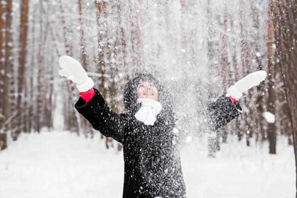 Feliz joven mujer divirtiéndose en la nieve — Foto de Stock