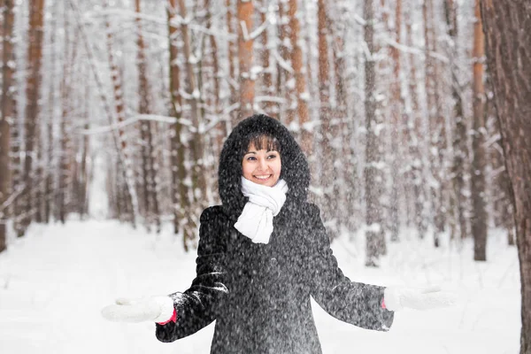 Felice giovane donna divertendosi sulla neve — Foto Stock