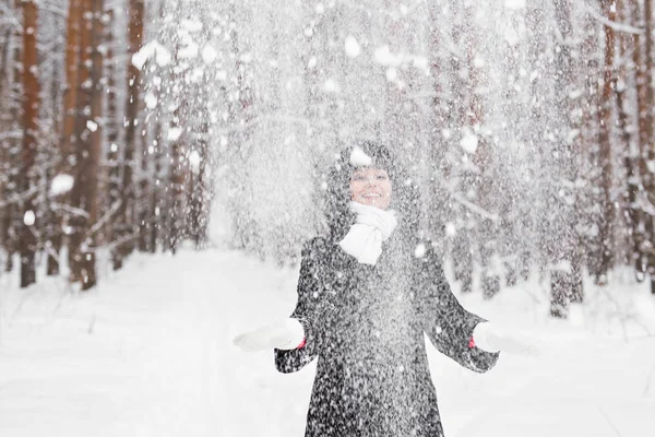 雪の中で楽しんでいる幸せな若い女性 — ストック写真