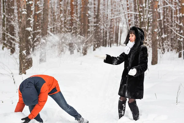 Śnieżki. para zimowe zabawy grając w śnieg na zewnątrz. — Zdjęcie stockowe