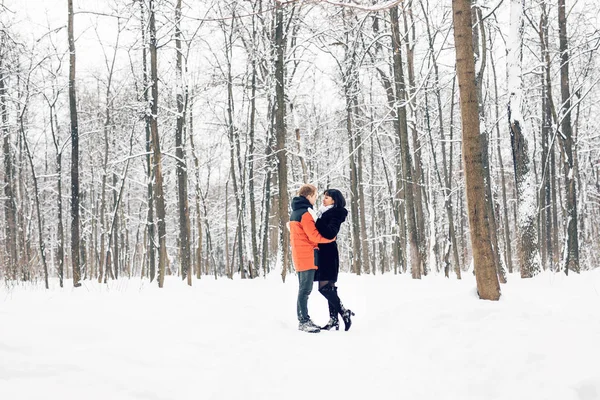 Feliz casal jovem no parque de inverno se divertindo. Família ao ar livre — Fotografia de Stock