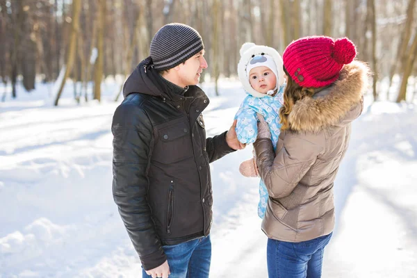 Family outdoors in winter landscape — Stock Photo, Image