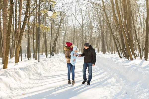 Famille en plein air dans le paysage hivernal — Photo