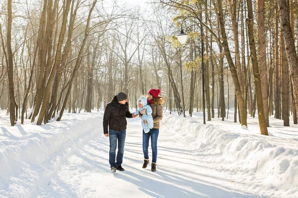 Heureux jeune famille passer du temps en plein air en hiver — Photo