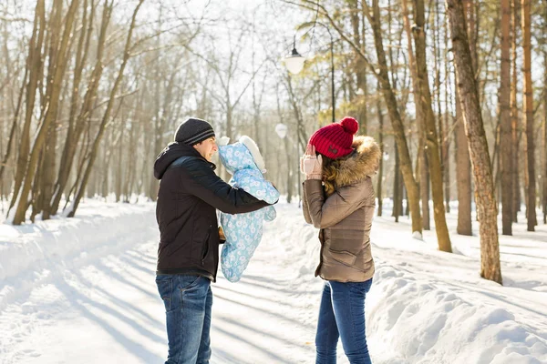 Glad ung familj spendera tid utomhus på vintern — Stockfoto